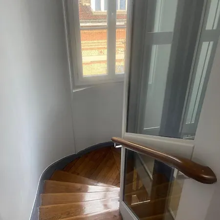 Centre Dernier Etage Vue Ascenseur *